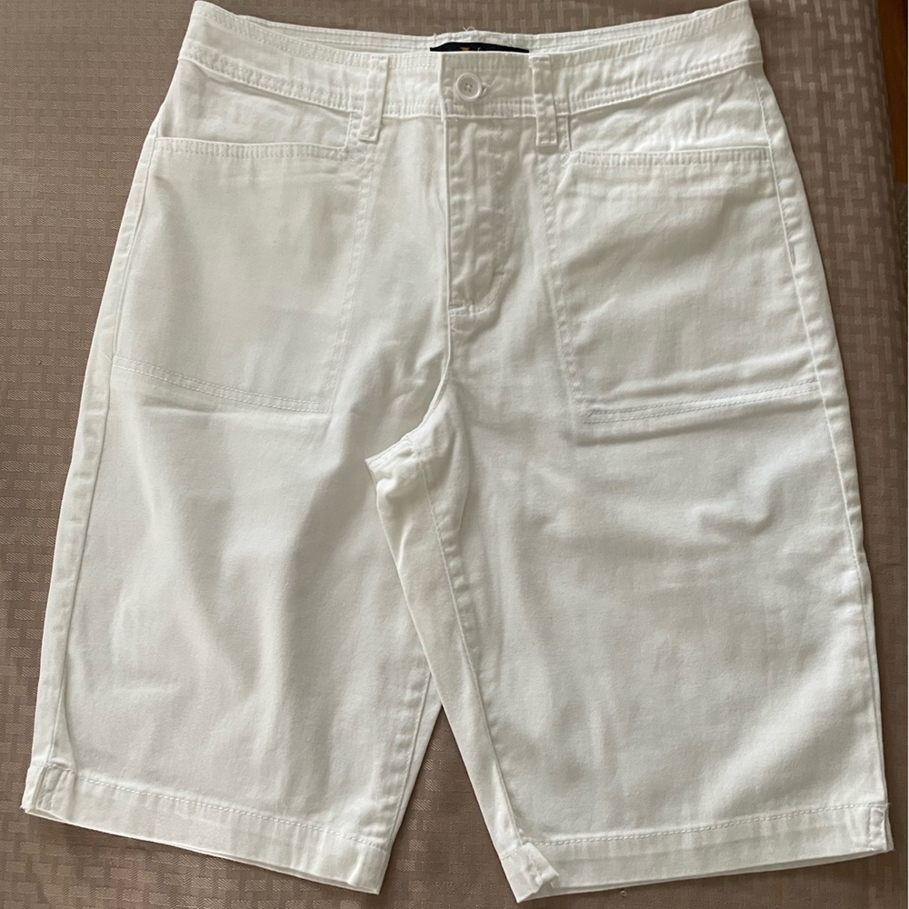 White Gloria Vanderbilt shorts size 6